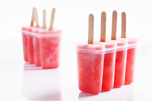 Selbstgemachte Wassermelonen-Eis am Stiel in einer Form.