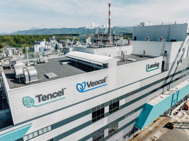 Am Hauptsitz von Lenzing wird viel gespart, aber auch viel produziert.