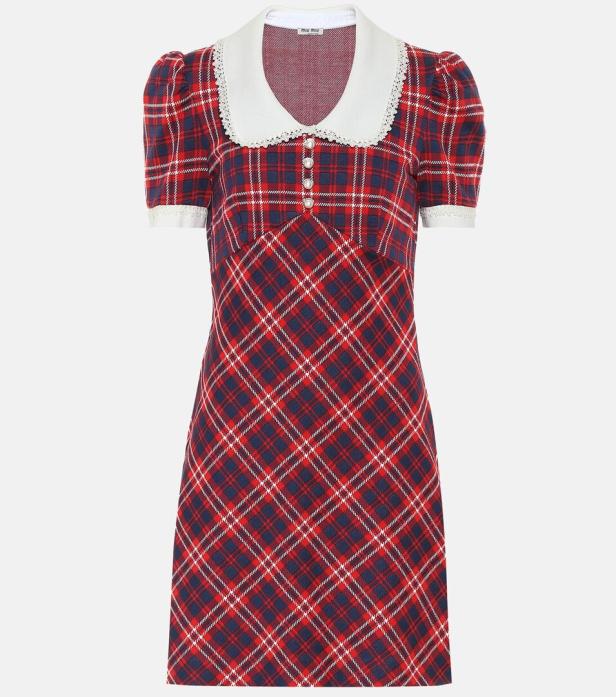 Ein rot-blau kariertes Kleid mit weißem Kragen und Puffärmeln.