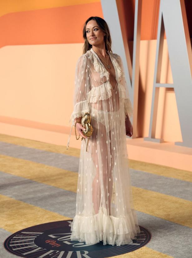 Olivia Wilde auf der Vanity Fair Oscar Party in einem transparenten, weißen Kleid.