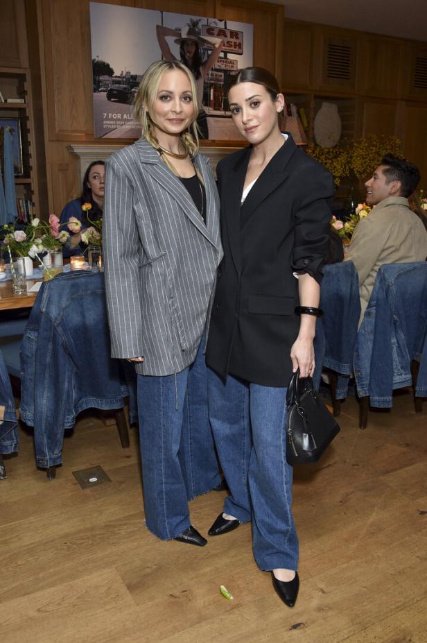Nicole Richie und eine weitere Frau posieren bei einem Dinner für die „7 For All Mankind and Jamie Mizrahi SS24“-Kampagne.