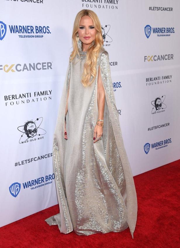 Rachel Zoe in einem silbernen Cape-Kleid auf dem roten Teppich einer Wohltätigkeitsveranstaltung.
