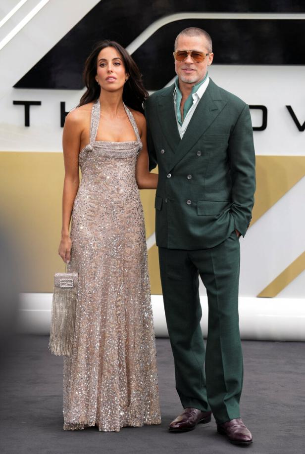 Brad Pitt und seine Begleiterin bei der Europapremiere von „F1: The Movie“ in London.
