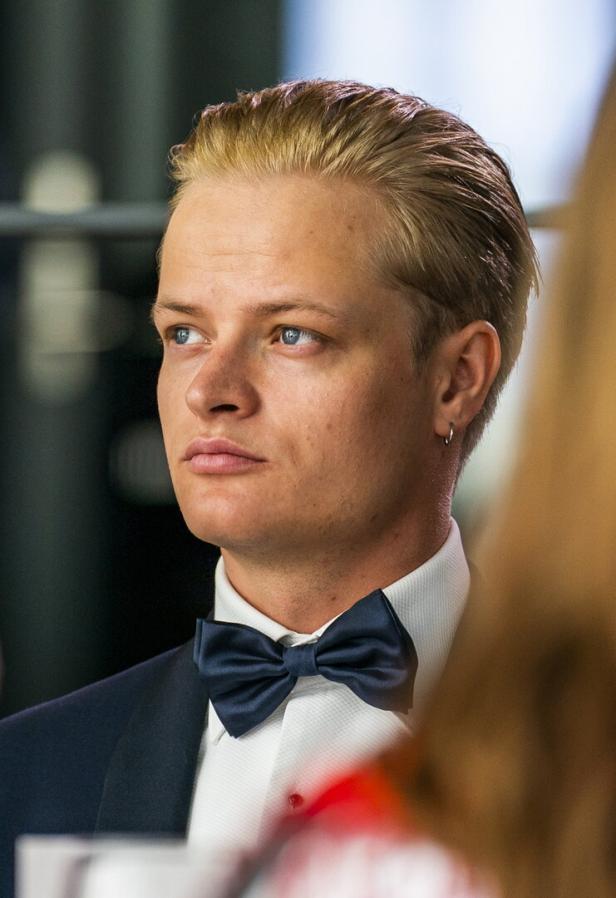 Marius Borg Høiby trägt einen Anzug und schaut zur Seite.