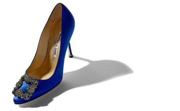 Ein blauer Manolo Blahnik Schuh mit einer verzierten Schnalle.
