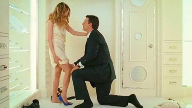 Eine Szene aus „Sex and the City“: Ein Mann kniet vor einer Frau in einem begehbaren Kleiderschrank.