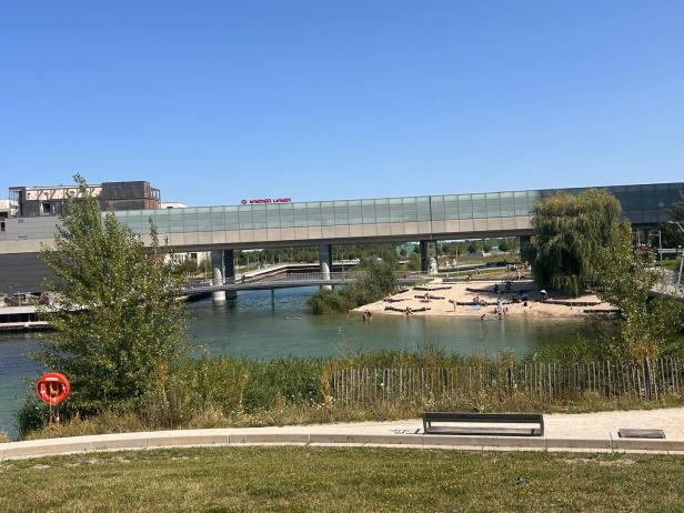 Ein Strand an einem See in der Seestadt Aspern in Wien.
