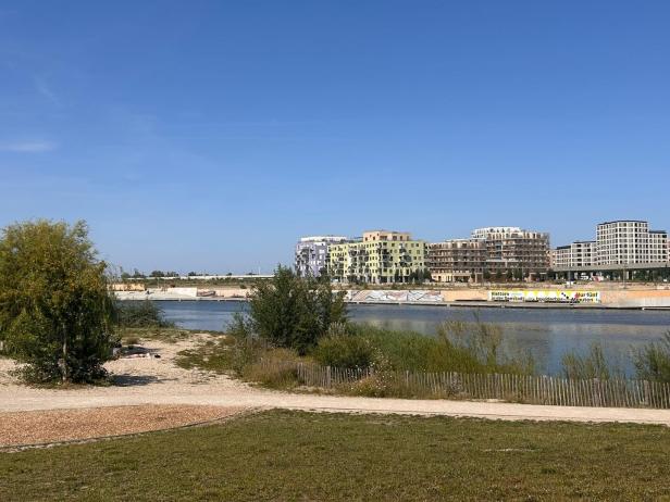 Die Seestadt Aspern in Wien, Donaustadt, an einem sonnigen Tag.