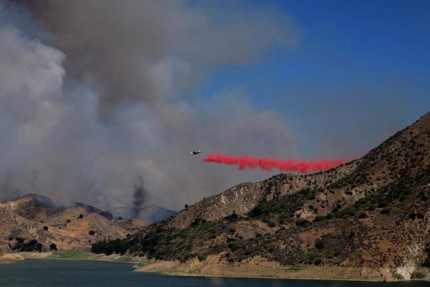 US-FIREFIGHTERS-BATTLE-CANYON-FIRE-NORTH-OF-LOS-ANGELES