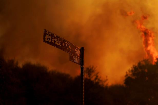 US-FIREFIGHTERS-BATTLE-CANYON-FIRE-NORTH-OF-LOS-ANGELES
