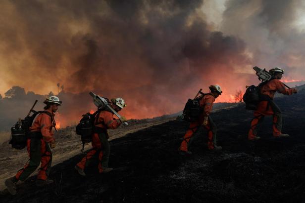 US-FIREFIGHTERS-BATTLE-CANYON-FIRE-NORTH-OF-LOS-ANGELES