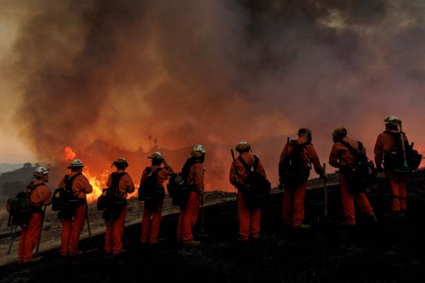 US-FIREFIGHTERS-BATTLE-CANYON-FIRE-NORTH-OF-LOS-ANGELES