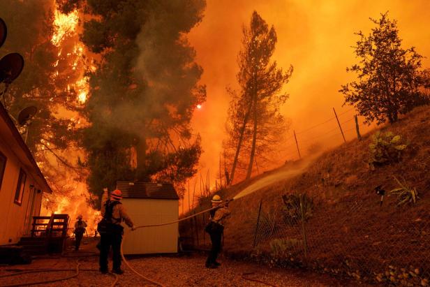 US-FIREFIGHTERS-BATTLE-CANYON-FIRE-NORTH-OF-LOS-ANGELES