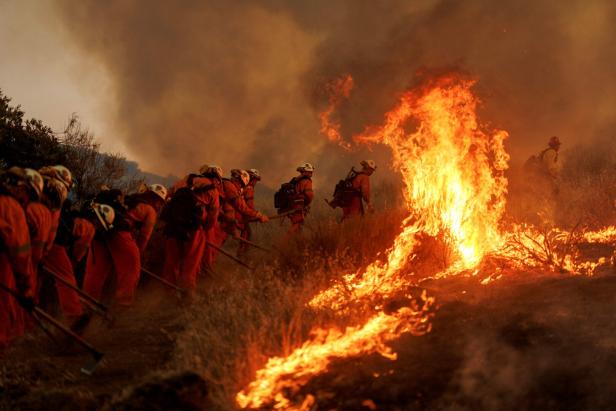 US-FIREFIGHTERS-BATTLE-CANYON-FIRE-NORTH-OF-LOS-ANGELES