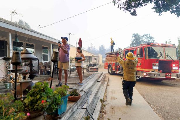 US-FIREFIGHTERS-BATTLE-CANYON-FIRE-NORTH-OF-LOS-ANGELES