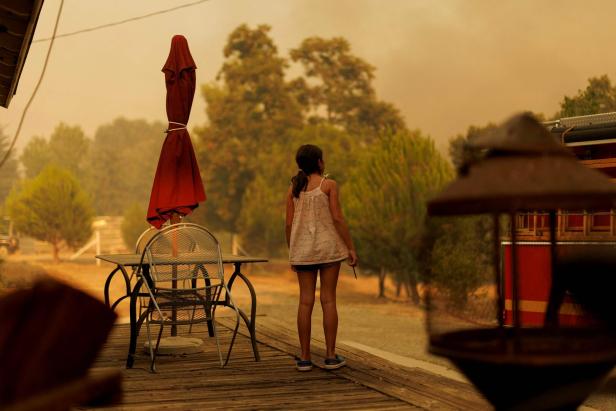 US-FIREFIGHTERS-BATTLE-CANYON-FIRE-NORTH-OF-LOS-ANGELES