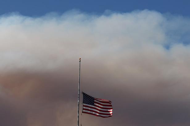 US-FIREFIGHTERS-BATTLE-CANYON-FIRE-NORTH-OF-LOS-ANGELES