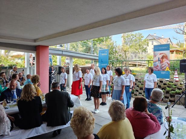 Eine Gruppe von Menschen feiert „30 Jahre PBZ Hollabrunn“.