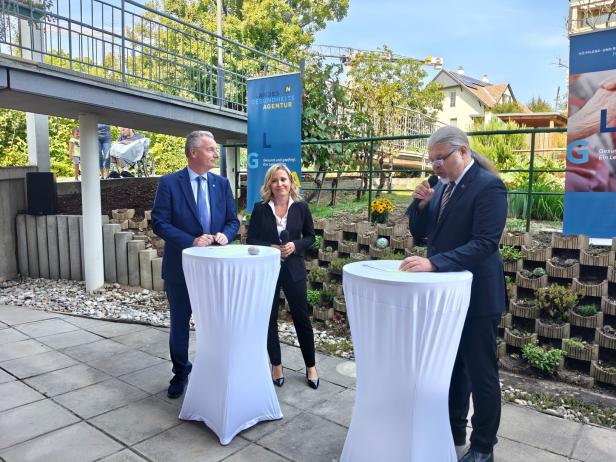 Drei Personen stehen bei einer Veranstaltung der Landesgesundheitsagentur Niederösterreich.