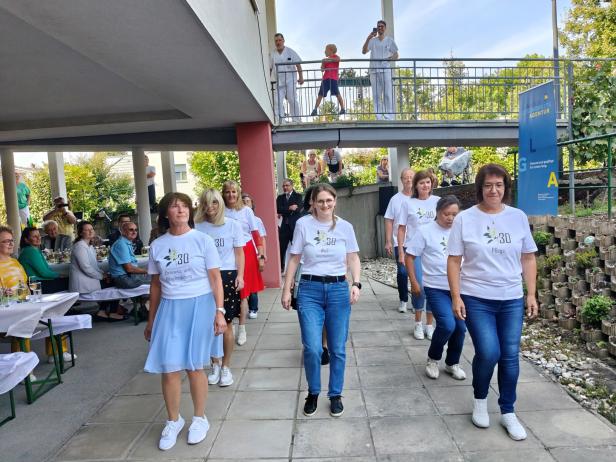 Eine Gruppe von Menschen feiert „30 Jahre PBZ Hollabrunn“.