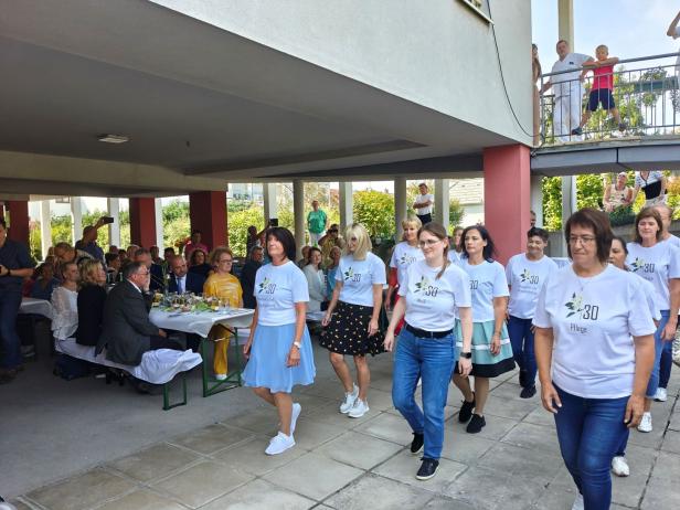 Eine Gruppe von Frauen in T-Shirts feiert „30 Jahre PBZ Hollabrunn“.