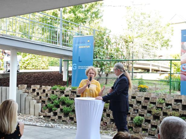 Eine Frau spricht bei einer Veranstaltung der Landesgesundheitsagentur.