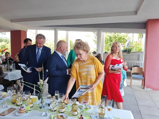 Gäste feiern das 30-jährige Jubiläum des PBZ Hollabrunn.