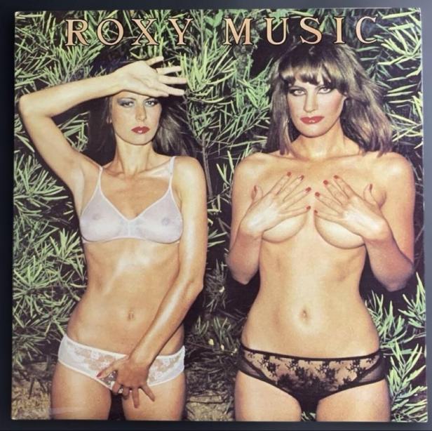 Das Cover des Albums „Roxy Music“ zeigt zwei leicht bekleidete Frauen vor einem grünen Hintergrund.