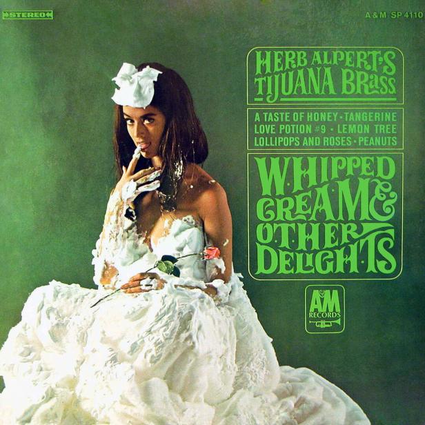 Das Cover des Albums „Whipped Cream & Other Delights“ von Herb Alpert's Tijuana Brass zeigt ein mit Schlagsahne bedecktes Model.