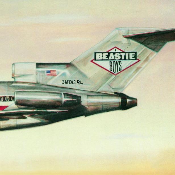 Das Heck eines Flugzeugs mit dem Beastie Boys-Logo und einer amerikanischen Flagge.