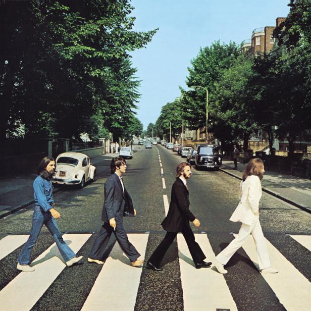Die Beatles überqueren die Abbey Road in London auf dem Cover ihres gleichnamigen Albums.