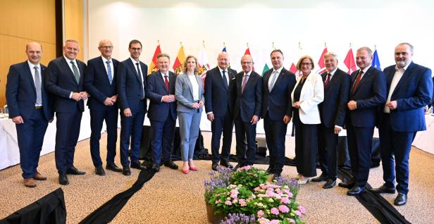 LANDESHAUPTLEUTEKONFERENZ IN LEOGANG/ GRUPPENBILD MIT REGIERUNG