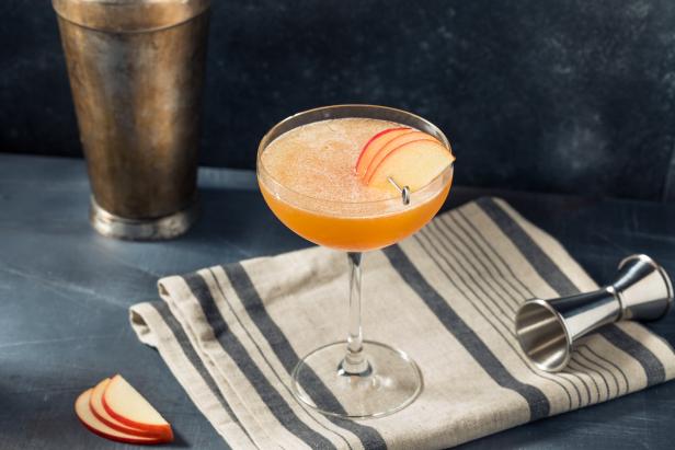 Ein erfrischender Apple Martini Cocktail mit Apfelgarnitur.