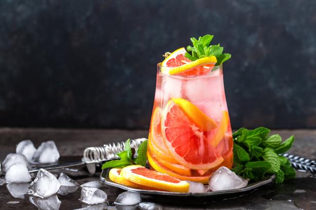 Ein Cocktail mit Grapefruit, frischer Minze und Eiswürfeln.