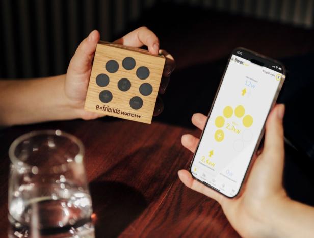 Die eFriends Watch zeigt an, wann besonders günstige Zeitpunkte für den Stromverbrauch sind. Die eFriends Watch zeigt an, wann besonders günstige Zeitpunkte für den Stromverbrauch sind.