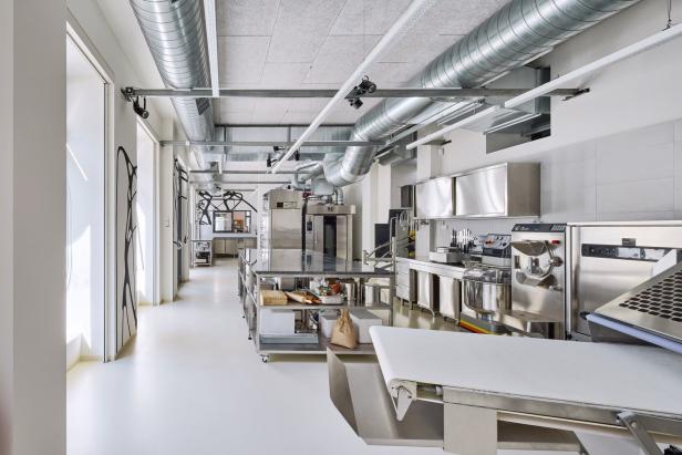 Eine professionelle Küche mit Edelstahlofen und Geräten.