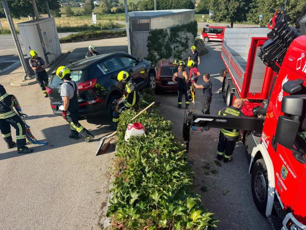 Die Feuerwehr Göllersdorf birgt zwei beschädigte Autos nach einem Unfall.