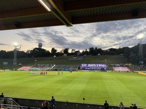 Ein Fußballspiel im Stadion Hohe Warte mit dem Schriftzug „SV Austria“.