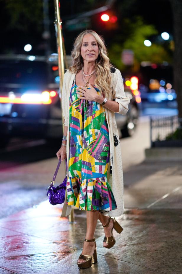 Sarah Jessica Parker bei einem öffentlichen Auftritt in einem bunten Kleid in New York.