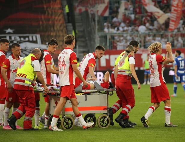 Salzburgs Kitano musste verletzt vom Platz