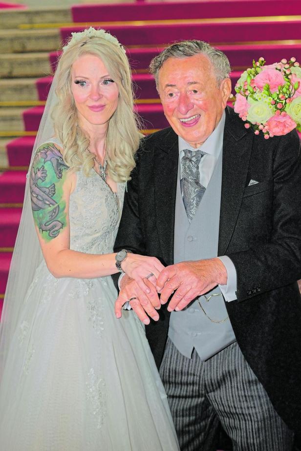 Simone Lugner mit Richard Lugner in Hochzeitskleidung.