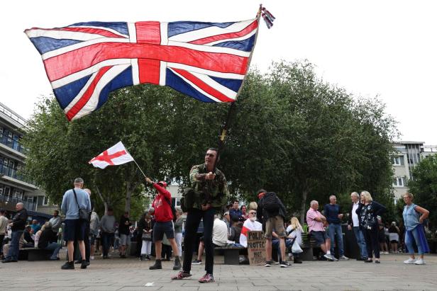 BRITAIN-MIGRATION-POLICE-PROTEST