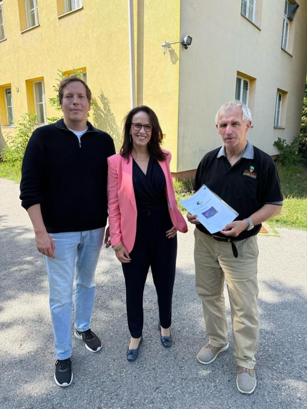 ÖVP-Bezirksobmann Patrick Gasselich, ÖVP-Stadträtin Kasia Greco und Martin Novak (KLATZ) bei einer Besichtigung des Areals in Atzgersdorf