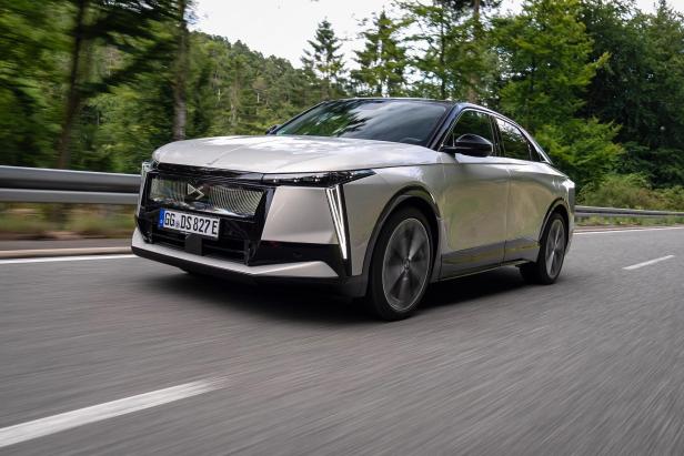 Ein silberner DS E-Tense Performance auf einer Landstraße.