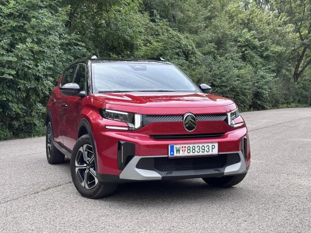 Ein roter Citroën ë-C3 Aircross steht auf einer Straße.