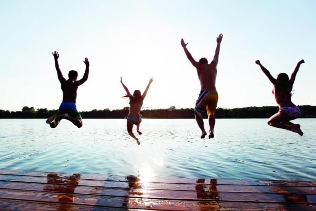 Jugendliche springen in den See 46-217747511