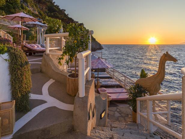Der Dior Resort Store & Lounge im Riccio, Capri, Italien, bei Sonnenuntergang.