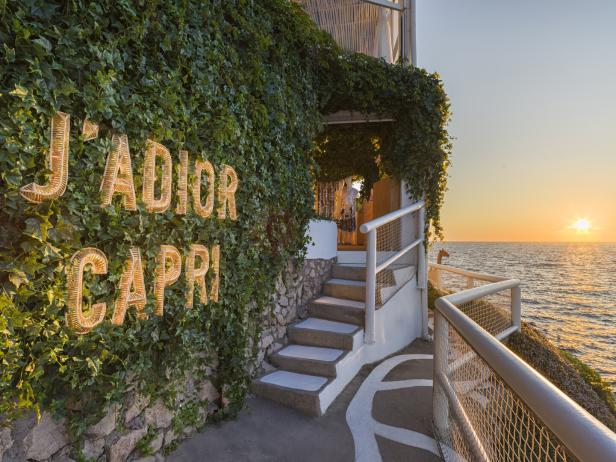 Der Dior Resort Store & Lounge im Riccio, Capri, Italien, bei Sonnenuntergang.