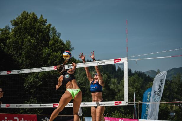 Zwei Beachvolleyballspielerinnen spielen auf einem Beachvolleyballplatz.