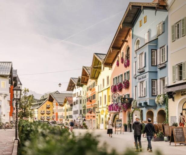 Eine Straße in einer Stadt mit bunten Gebäuden, die eine lebendige und einladende Atmosphäre schaffen.
